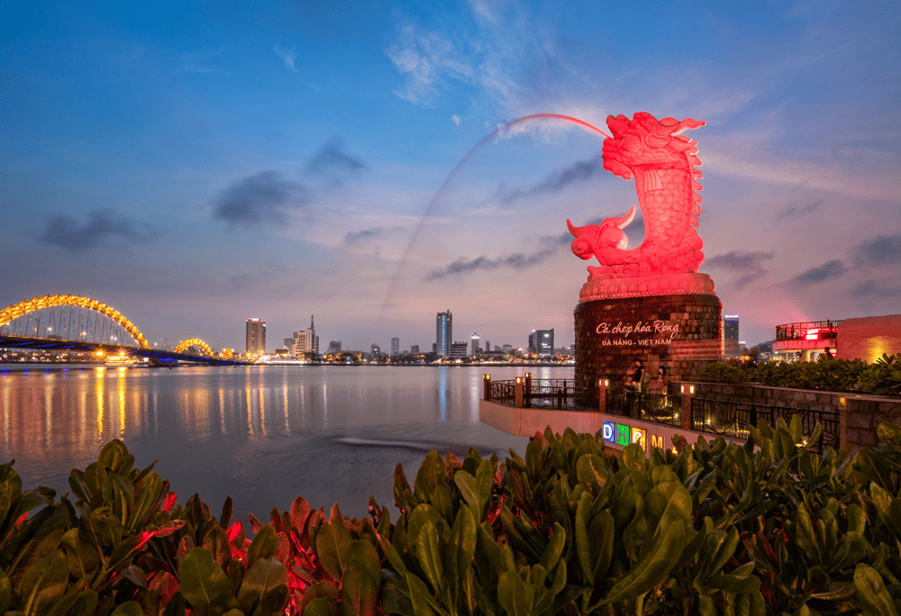 Travelers take a visit to the Statue of Carp Turning into a Dragon and admire its impressive design (Source: Canva)